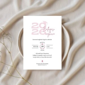 Modern, letisztult ballagási meghívó nagy 2026-os évszámmal, ballagási sapka ikonnal, halvány rózsaszín.