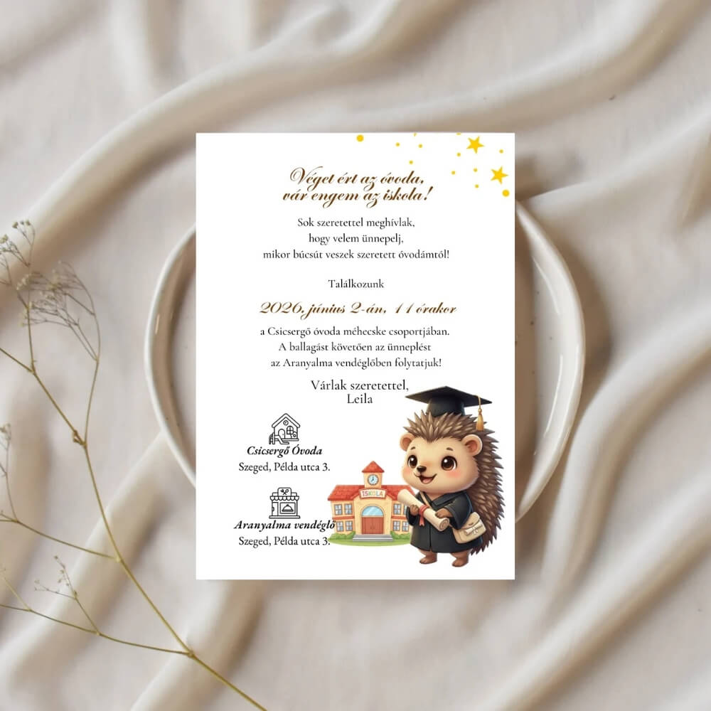 Édes sündisznós ballagási meghívó óvodásoknak ballagó sapkás sünivel, óvoda épülettel és arany csillagokkal díszítve, fehér alapon.
