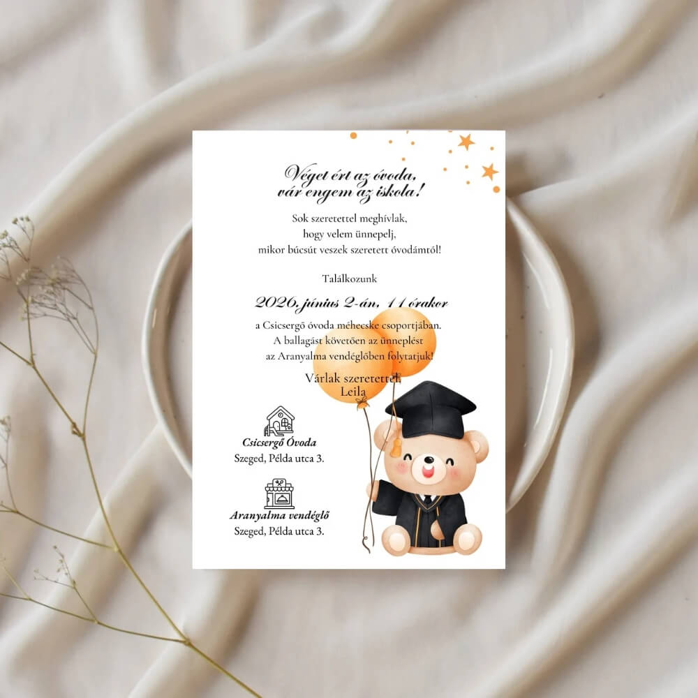 Esztétikus fotó a macis ballagási meghívóról, dekoratív tálcán és szárazvirággal tálalva.