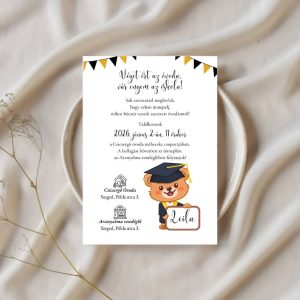 Ünnepi zászlófüzéres és ballagó sapkás macis óvodai meghívó esztétikus környezetben, szárazvirággal.