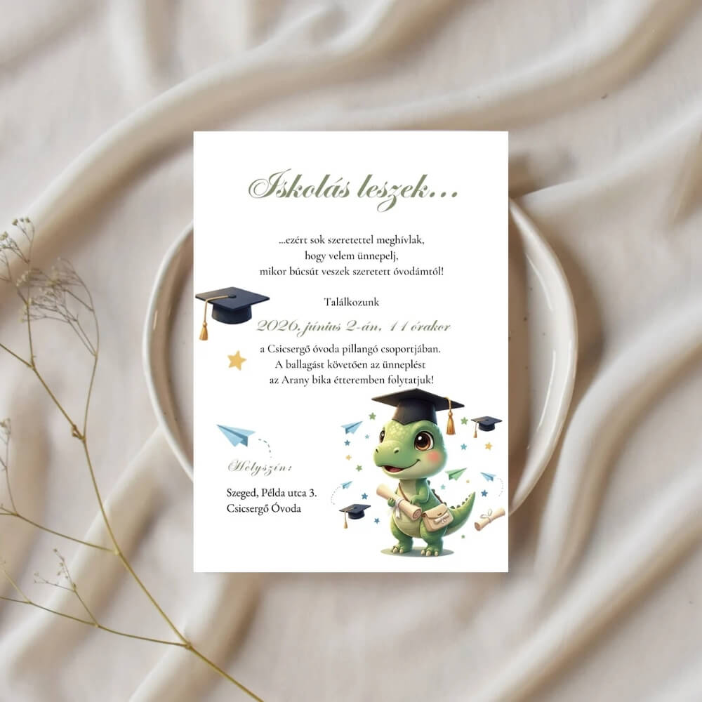 dinos-ballagasi-meghivo Ballagó sapkás kis T-rex illusztráció "Iskolás leszek" feliratú óvodai meghívón, repülő kalapokkal, kreatív háttéren