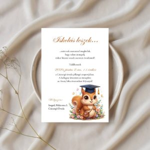 Ballagó sapkás mókus illusztráció virágok között egy "Iskolás leszek" feliratú óvodai meghívón.