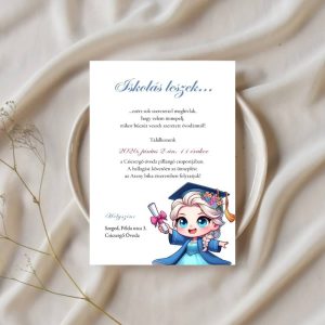 Ballagó sapkás, kék ruhás jégvarázsos illusztráció egy "Iskolás leszek" feliratú óvodai ballagási meghívón, kreítív háttéren