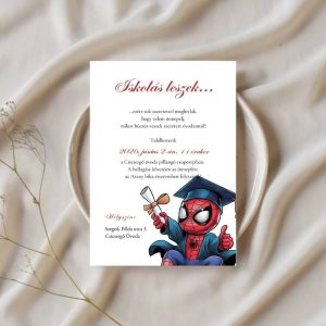 Ballagó sapkás szuperhős, pókember, diplomával egy "Iskolás leszek" feliratú óvodai meghívón.
