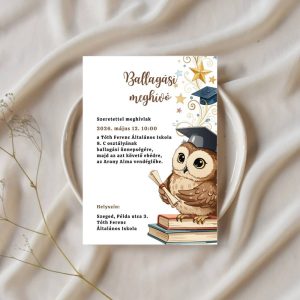 Ballagási meghívó könyveken ülő bagollyal, kék kalapokkal és arany csillagos háttérrel.