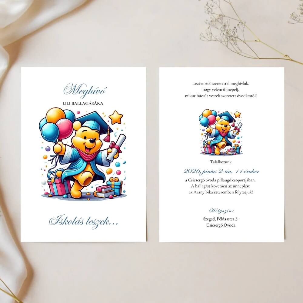 Kétoldalas ovis ballagási meghívó taláros Micimackóval, színes léggömbökkel és Iskolás leszek felirattal.
