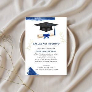 Elegáns ballagási meghívó sötétkék akvarell ecsetvonásokkal, arany levelekkel, ballagási kalappal és diploma grafikával kreatív háttéren.