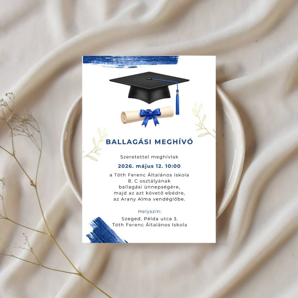Elegáns ballagási meghívó sötétkék akvarell ecsetvonásokkal, arany levelekkel, ballagási kalappal és diploma grafikával kreatív háttéren.
