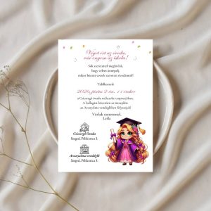 Aranyhaj ballagási meghívó ovisoknak diplomás Rapunzel,figurával, szépen terített környzeteben, fehér tányérra helyezve