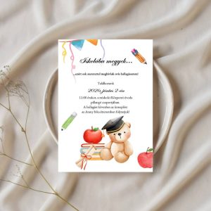 Ovis ballagási meghívó ballagó kalapos macival, színes zászlókkal és Iskolába megyek felirattal