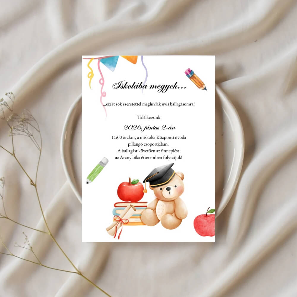 Ovis ballagási meghívó ballagó kalapos macival, színes zászlókkal és Iskolába megyek felirattal