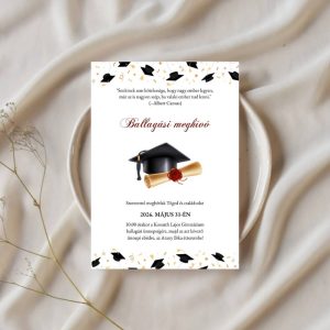 Fehér ballagási meghívó fekete és arany konfettikkel, ballagási kalappal és viaszpecsétes diplomával, kreatív háttéren