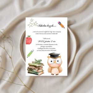 Ovis és bölcsis ballagási meghívó ballagó kalapos bagollyal, könyvrakással, almával és zöld ceruzával.