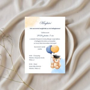 Ovis ballagási meghívó léggömböket tartó kismacival, ballagó kalapban, kék akvarell háttérrel.