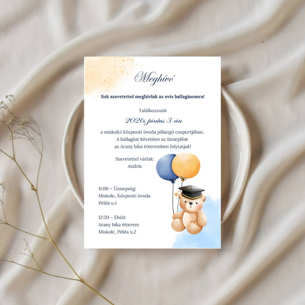 Ovis ballagási meghívó léggömböket tartó kismacival, ballagó kalapban, kék akvarell háttérrel.