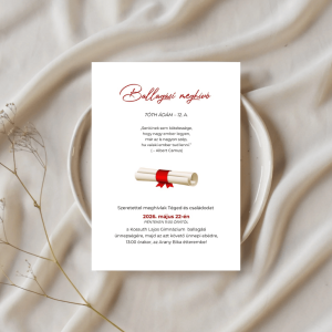 Letisztult fehér ballagási meghívó vörös szalagos diploma illusztrációval és Albert Camus idézettel, kreatív háttérben.