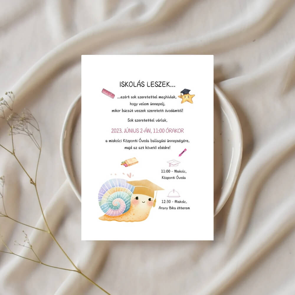 csigás ballagási meghívó, fehér tányérra helyezve, szépen terített háttéren