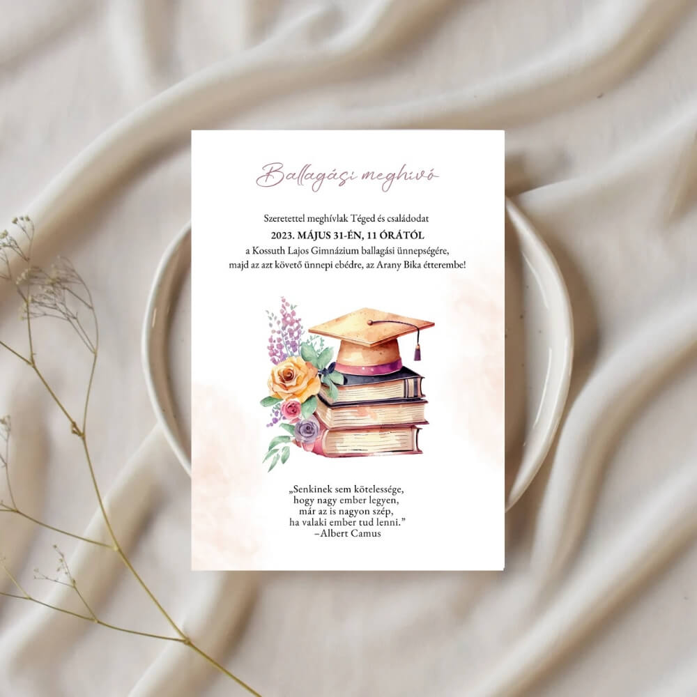 Klasszikus iskolai ballagási meghívó pasztell virágokkal, ballagási sapka grafika és Albert Camus idézet, prémium papírra nyomtatva.