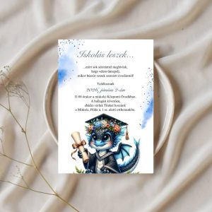 Modern ovis ballagási meghívó sárkányos mintával, dekoratív környezetben egy sima szélű tányérra helyezve.