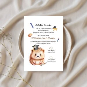 Kreatív óvodai ballagási meghívó sünis mintával, ünnepi asztali környezetben, elegáns fehér tányérra helyezve