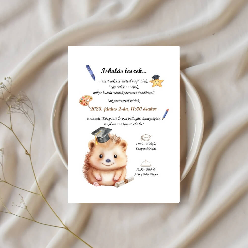 Kreatív óvodai ballagási meghívó sünis mintával, ünnepi asztali környezetben, elegáns fehér tányérra helyezve