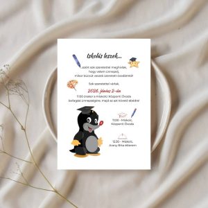 vakondos balalgási meghívó, fehár tányérra helyezve, terített asztalon