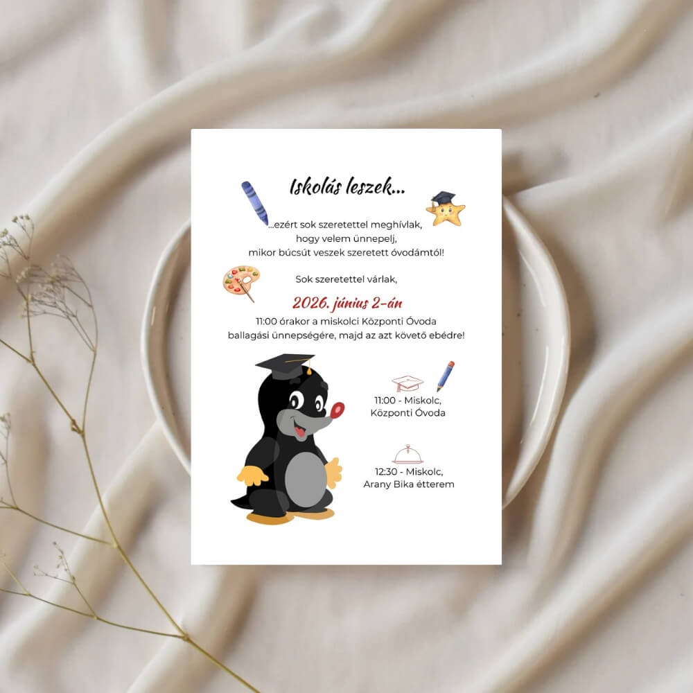 vakondos balalgási meghívó, fehár tányérra helyezve, terített asztalon