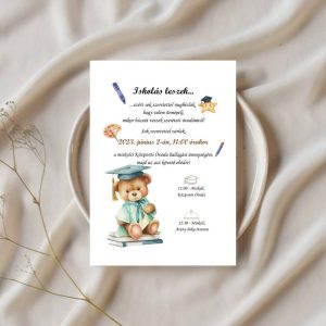 zöld mackós ballagási meghívó, ovisoknak, bölcsis gyerekeknek, terített asztalon