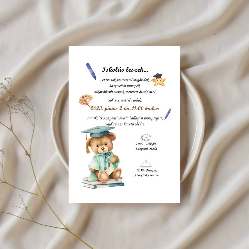 zöld mackós ballagási meghívó, ovisoknak, bölcsis gyerekeknek, terített asztalon