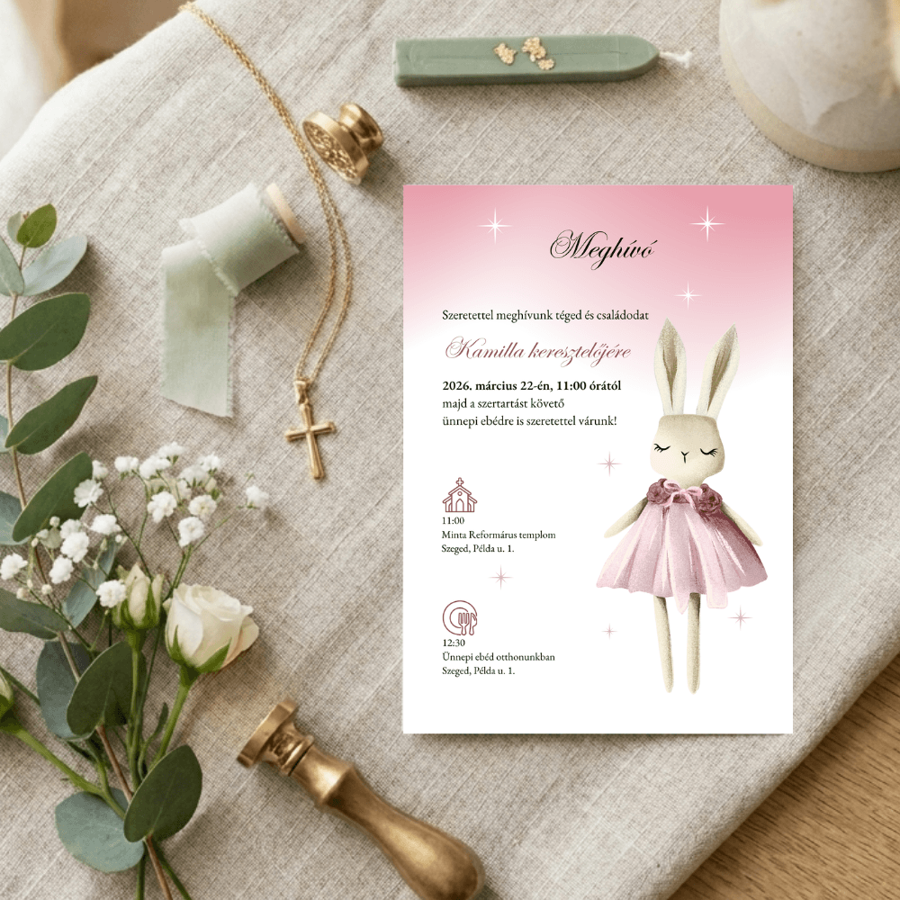 Balerina nyuszis lányos meghívó fa asztalon, mellette zöld ággal, fehér virágokkal és elegáns aranyszínű kiegészítőkkel.