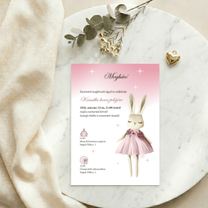 Prémium keresztelői meghívó márvány felületen, díszítő levelekkel és arany szív alakú ékszerrel.