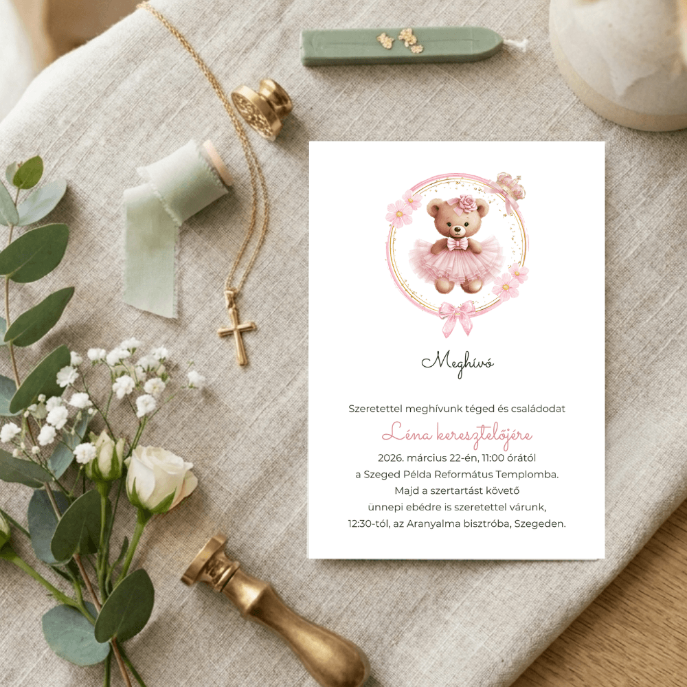 Rózsaszín tütüs ballerina macis keresztelői meghívó fa asztalon, fehér rózsákkal és viaszpecsét tartozékokkal.