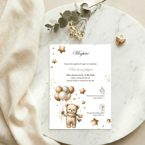 Kisfiú keresztelői meghívó sálas maci grafikával és arany csillagokkal, elegáns márvány felületen, arany szív dekorációval.