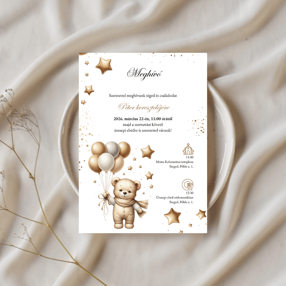 Keresztelési meghívó fiumacival3 Sálas maci kisfiú keresztelői meghívó bézs tónusú lufikkal, fehér tálcán prezentálva, elegáns textillel a háttérben.