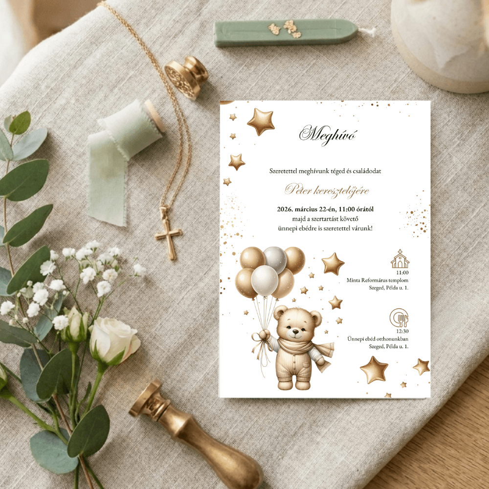 Arany csillagos és sálas maci keresztelői meghívó rusztikus fa asztalon, fehér rózsákkal, pecsétnyomóval és kereszt medállal díszítve.