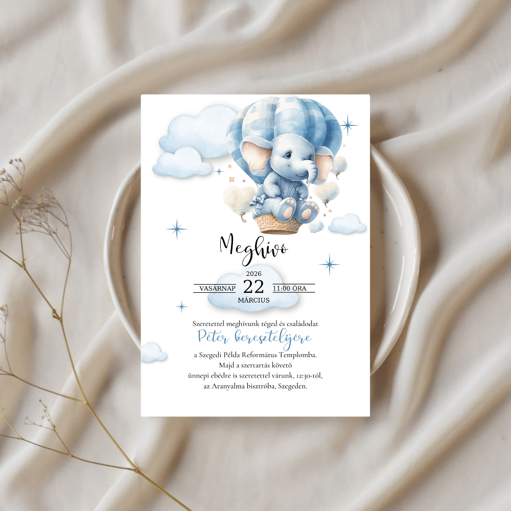 Keresztelési meghívó fiuselefánis Pasztell kék keresztelői meghívó hőlégballonban ülő elefánttal, fehér tálcán, finom növényi díszítéssel.
