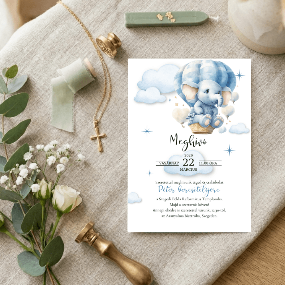 Kék hőlégballonos keresztelői meghívó fa háttéren, mellette elegáns viaszpecséttel, kereszttel és fehér virágokkal.