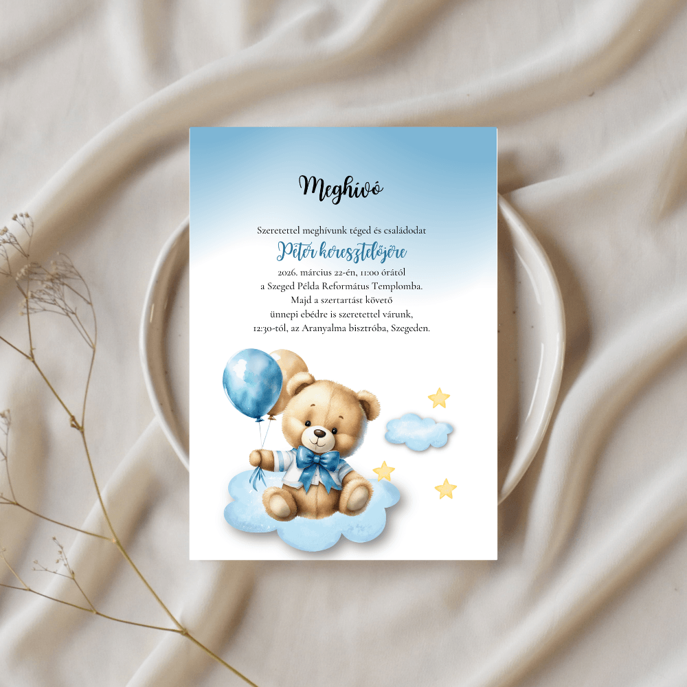 Kék léggömböket tartó kismaci grafikás keresztelői meghívó, fehér tálcán, esztétikus növényi díszítéssel.