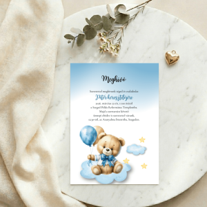 Kék lufis kismaci meghívó kisfiúknak, fehér márvány tálcán, arany kiegészítőkkel és zöld ággal.