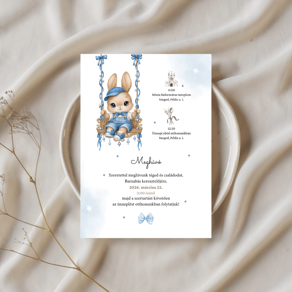 Keresztelési meghívó hintas nyuszifiu Világoskék keresztelői meghívó hintázó nyuszifiúval, fehér kerámia tálcán, lágy textil és növényi dekoráció mellett.