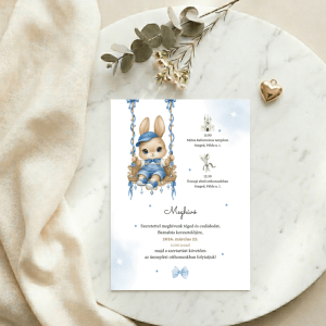 Nyuszis kisfiú meghívó fehér márvány tálcán, arany szív alakú kiegészítővel és zöld eukaliptusz ággal.