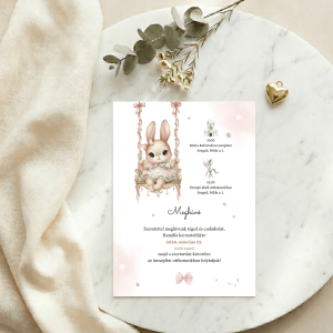 Nyuszis lányos meghívó fehér márvány felületen, arany szív alakú kiegészítővel és zöld eukaliptusz ággal.