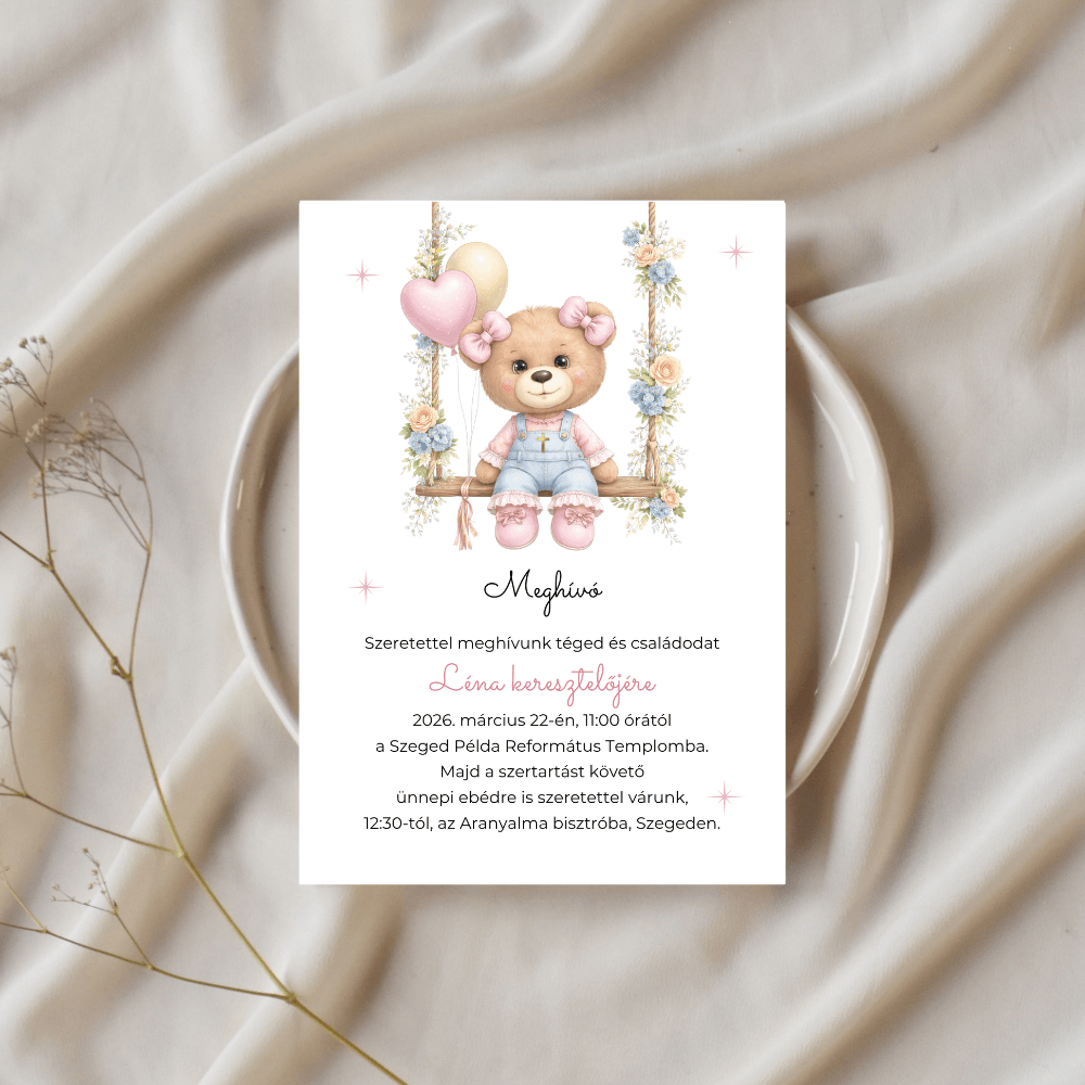 Hintázó macis meghívó kislányoknak keresztelőre vagy születésnapra, fehér tálcán és elegáns drapérián.