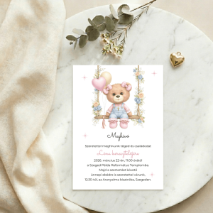 Virágos hintás maci meghívó kislányoknak márvány felületen, arany szív kiegészítővel és eukaliptusz ággal.