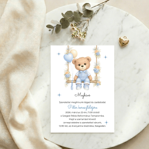 Hintázó macis fiús meghívó fehér márvány felületen, arany szív alakú medállal és eukaliptusz ággal.