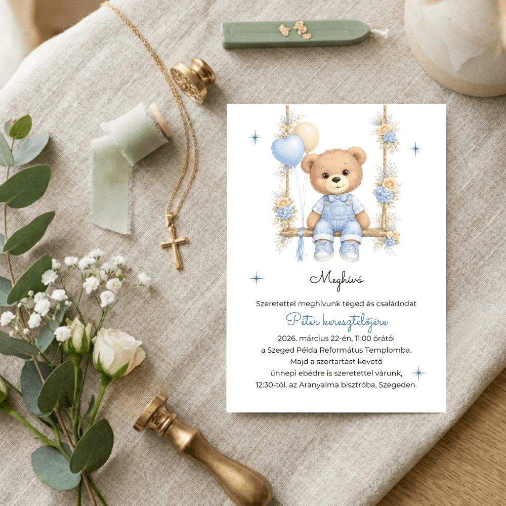 Kertésznadrágos macis keresztelői meghívó fa háttéren, mellette elegáns viaszpecséttel, kereszttel és fehér virágokkal.