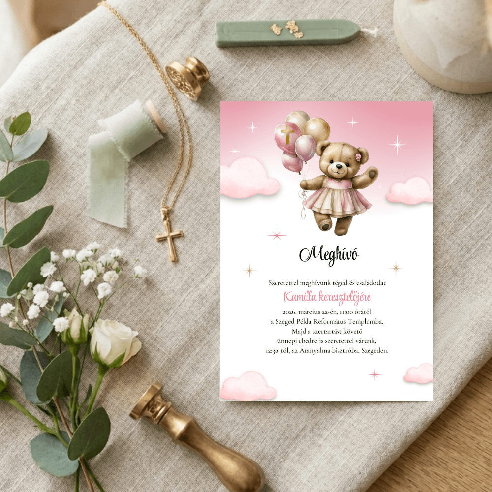 Keresztelői meghívó lányoknak, fa felületen elhelyezve, mellette kereszt medállal, viaszpecséttel és virágokkal.