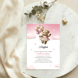 Elegáns, macis keresztelői meghívó fehér márvány tálcán, arany szívvel és zöld ággal kiegészítve.