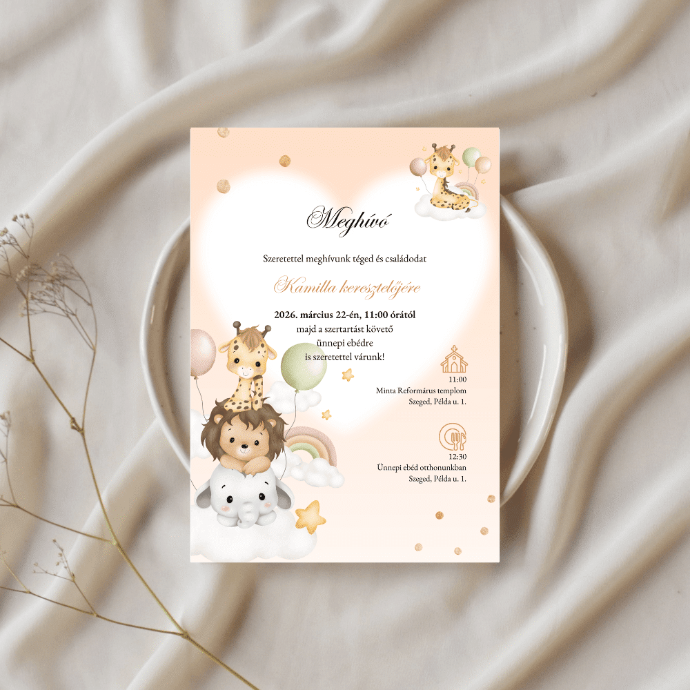 Keresztelési meghívó lányos, barack szafari2 Lányos szafari állatkás keresztelői meghívó fehér kerámia tálcán, lágy esésű textil és szárazvirág dekoráció mellett.