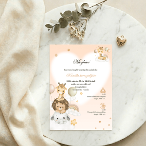 Szafari állatos kislány meghívó fehér márvány tálcán, arany kiegészítőkkel és zöld eukaliptusz ággal.